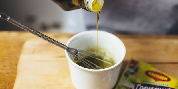 греческий салат с жареным адыгейским сыром