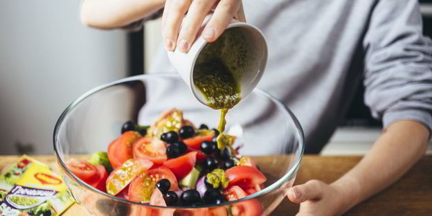 греческий салат с жареным адыгейским сыром