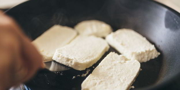 греческий салат с жареным адыгейским сыром