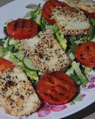 Греческий салат с жареным сулугуни