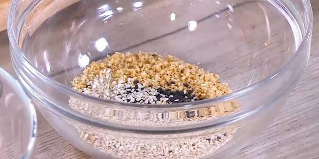 греческий салат с жареным сулугуни