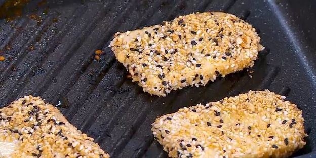 греческий салат с жареным сулугуни