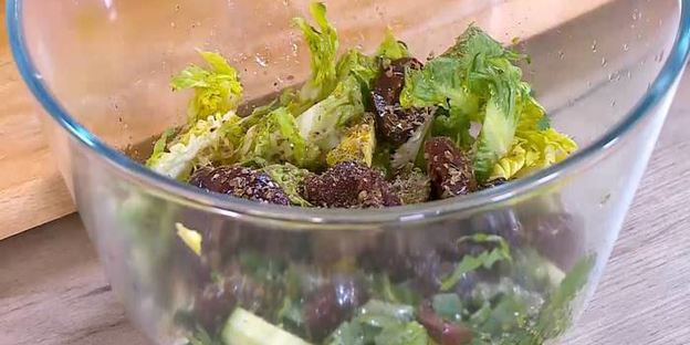 греческий салат с жареным сулугуни