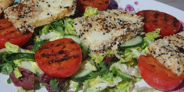 греческий салат с жареным сулугуни