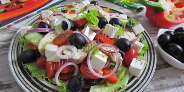 салат греческий с курицей