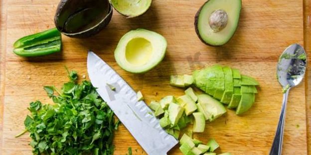 салат из авокадо с креветками под греческим йогуртом