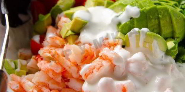салат из авокадо с креветками под греческим йогуртом