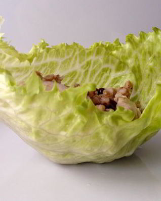 Салат из гречи, кролика и брусники