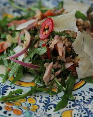 Салат из гречки с копченой курицей, помидорами и руколой