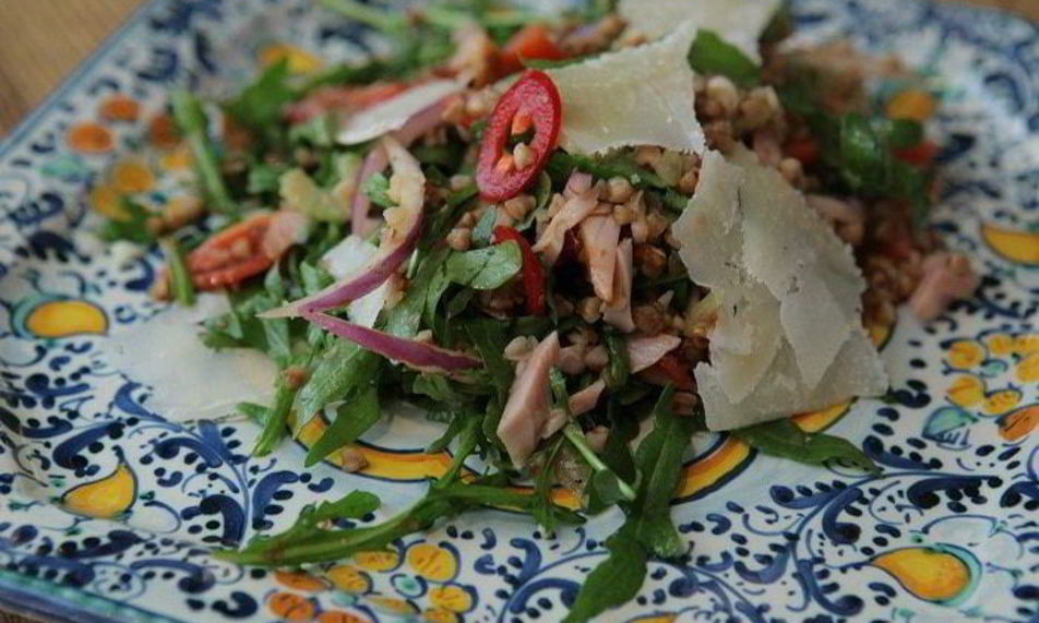 Рецепт салата из гречки с копченой курицей, помидорами и руколой