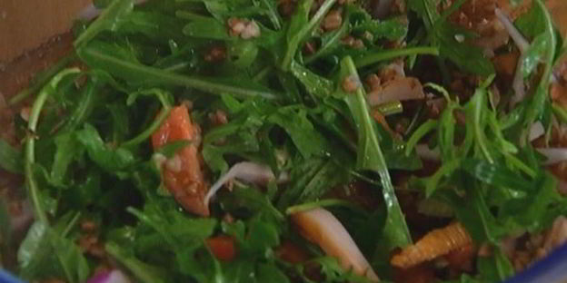 салат из гречки с копченой курицей, помидорами и руколой