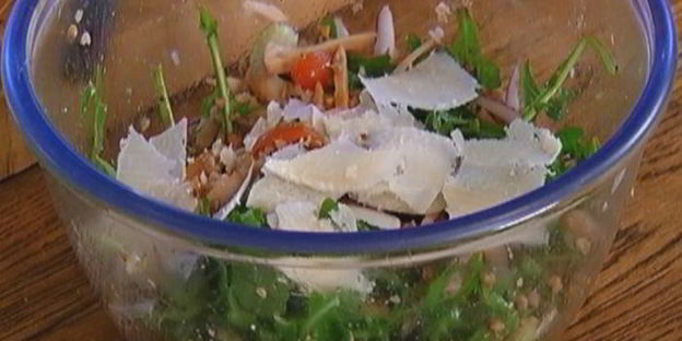 салат из гречки с копченой курицей, помидорами и руколой