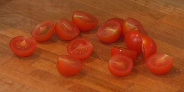 салат из гречки с копченой курицей, помидорами и руколой