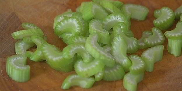 салат из гречки с копченой курицей, помидорами и руколой