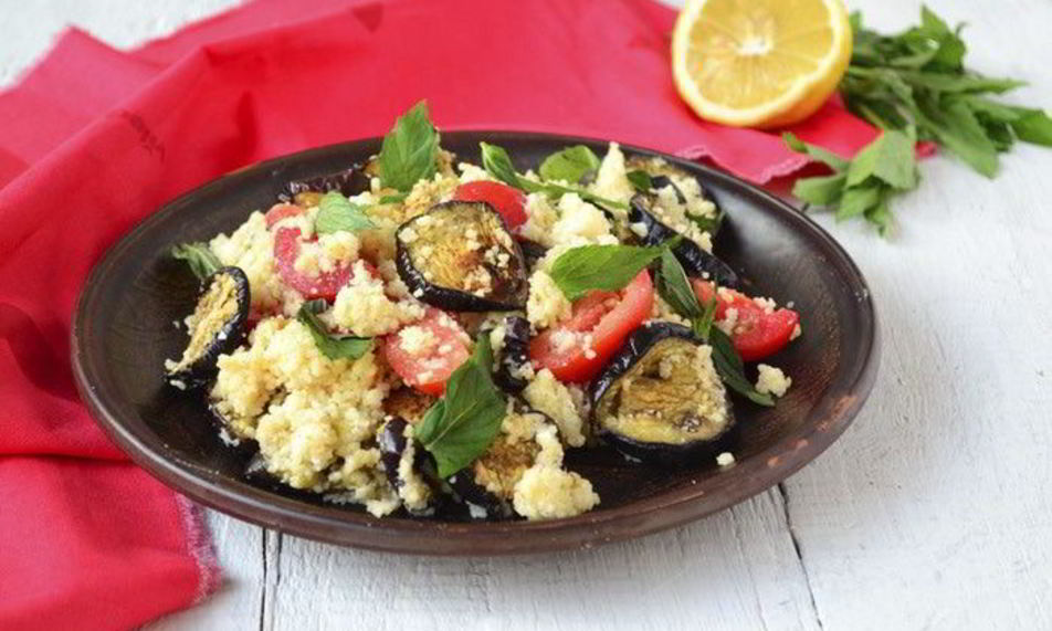 Рецепт салата по-гречески с печеными баклажанами и кус-кусом