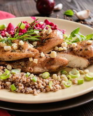 Салат с гречкой и куриным филе