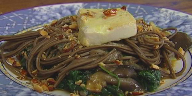 салат с гречневой лапшой