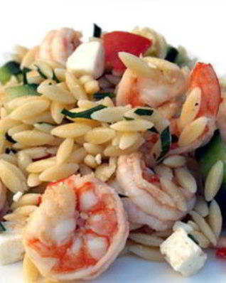 Салат с орзо и креветками в греческом стиле
