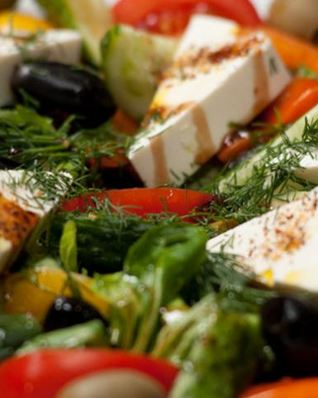 Солнечный греческий салат