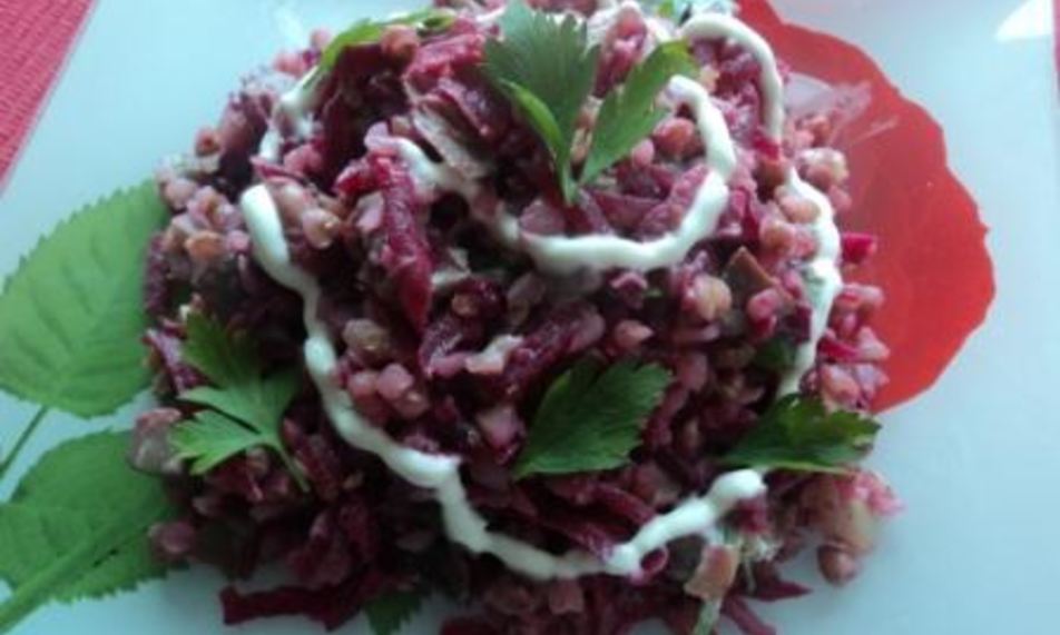 Рецепт теплого салата с гречкой, свеклой и грибами