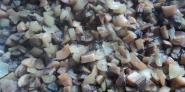 теплый салат с гречкой, свеклой и грибами