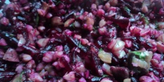 теплый салат с гречкой, свеклой и грибами