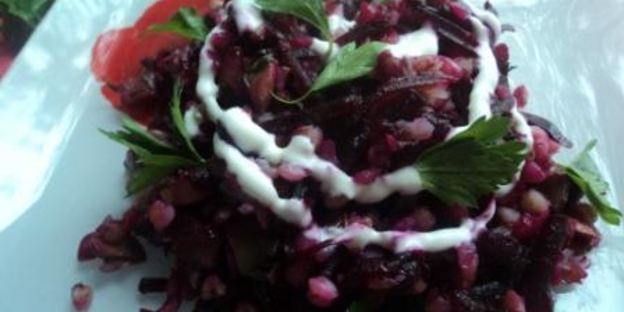 теплый салат с гречкой, свеклой и грибами