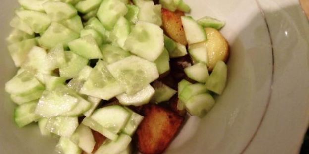 горячий картофельный салат с острым соусом