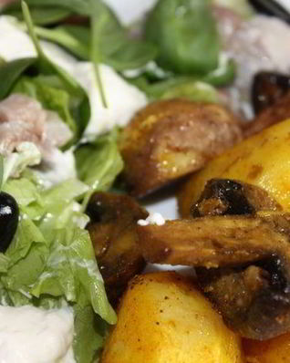 Картофель, запеченный с грибами и салат из слабосоленой сельди