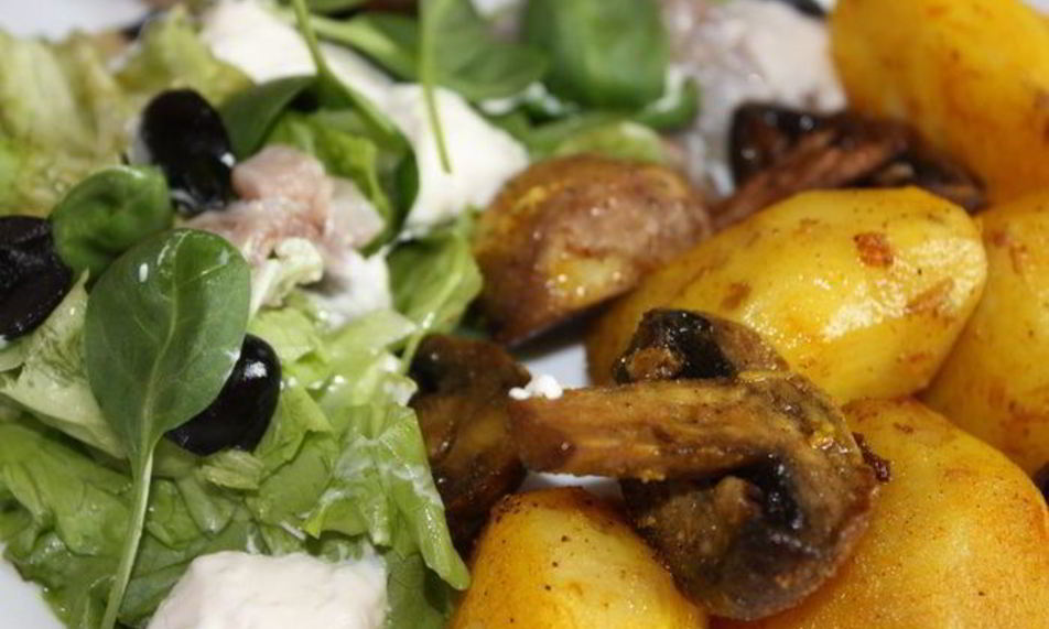 Рецепт картофеля, запеченного с грибами и салат из слабосоленой сельди