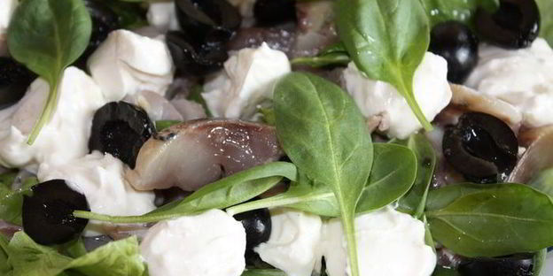 картофель, запеченный с грибами и салат из слабосоленой сельди