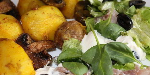 картофель, запеченный с грибами и салат из слабосоленой сельди