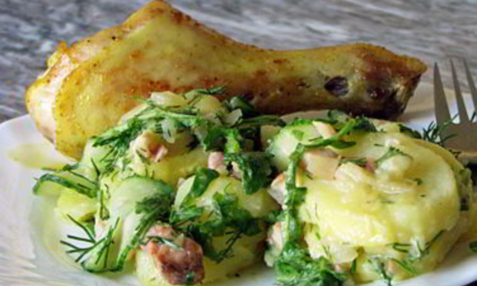 Рецепт картофельно-огуречного салат с хрустящей курочкой