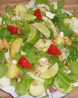 Картофельно-яблочный салат с козьим сыром и грецким орехом