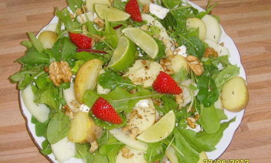 Рецепт картофельно-яблочного салат с козьим сыром и грецким орехом