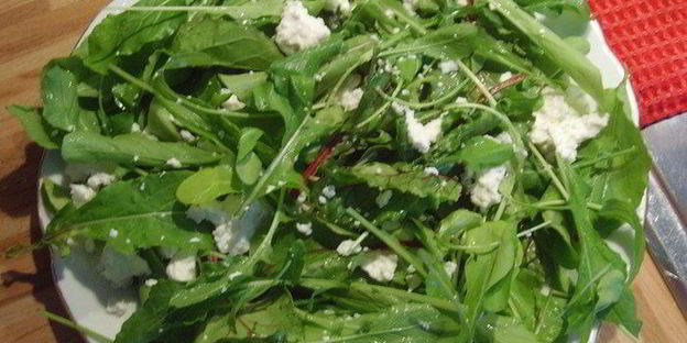 картофельно-яблочный салат с козьим сыром и грецким орехом