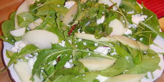 картофельно-яблочный салат с козьим сыром и грецким орехом