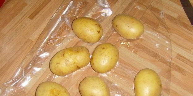 картофельно-яблочный салат с козьим сыром и грецким орехом