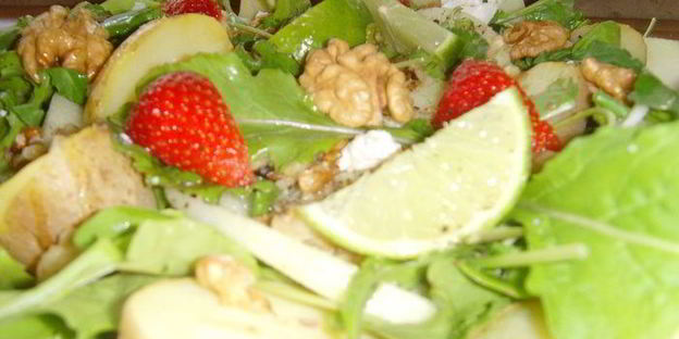 картофельно-яблочный салат с козьим сыром и грецким орехом