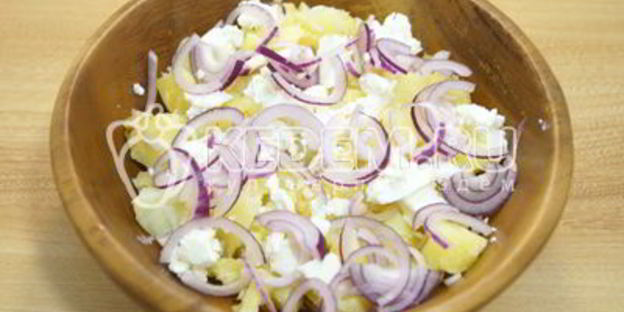 картофельный салат с брынзой