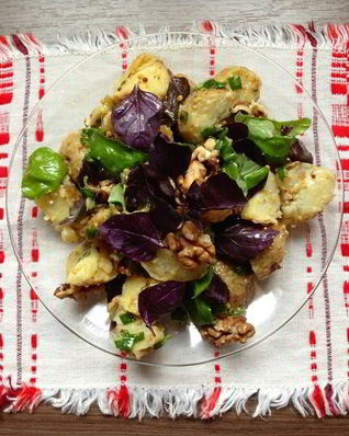 Картофельный салат с грецким орехом и базиликом