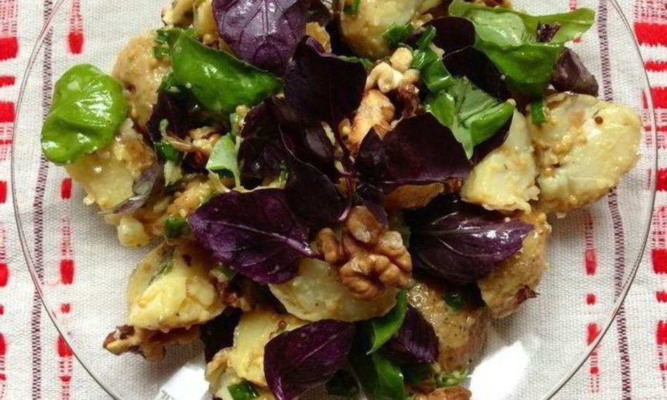 Рецепт картофельного салата с грецким орехом и базиликом