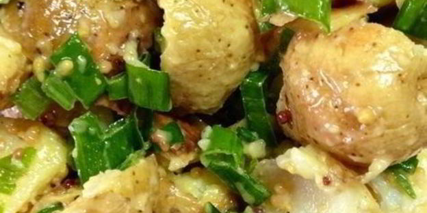 картофельный салат с грецким орехом и базиликом