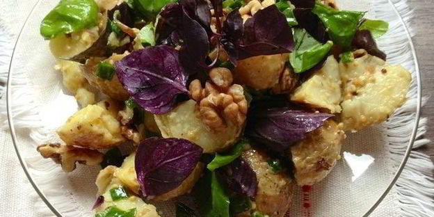 картофельный салат с грецким орехом и базиликом