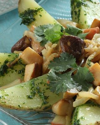 Картофельный салат с грибами и печеным чесноком