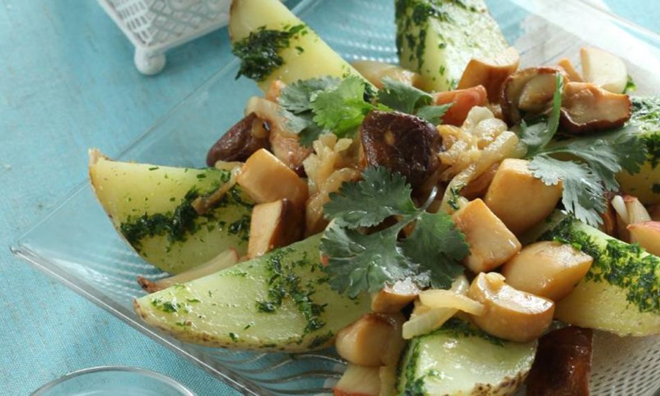 Рецепт картофельного салата с грибами и печеным чесноком