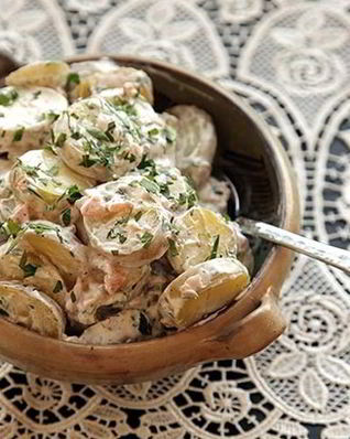 Картофельный салат с копченой рыбой