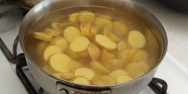 картофельный салат с копченой рыбой