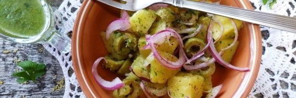 Картофельный салат с красным луком и оливками