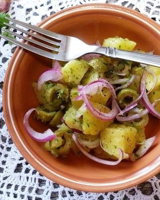 Картофельный салат с красным луком и оливками